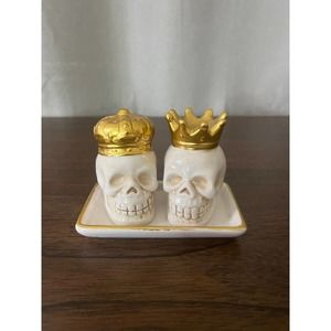 King and Queen Skull salt and pepper shakers with dish